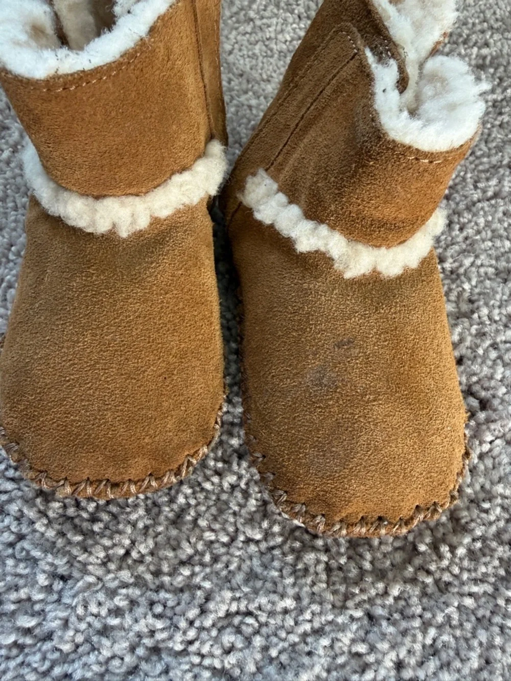 UGG infant baby Chestnut Suede Shearling-Lined Booties with button 4/5